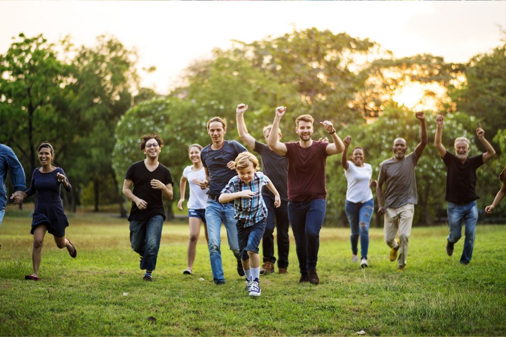 Groep mensen van verschillende leeftijden in park