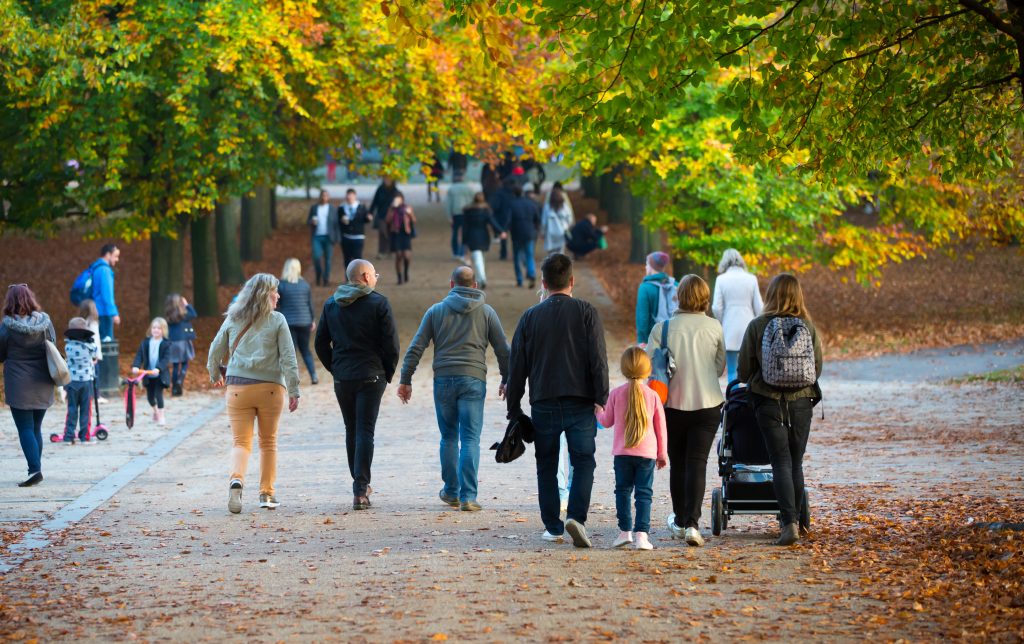 Mensen wandelend in herfstig park.