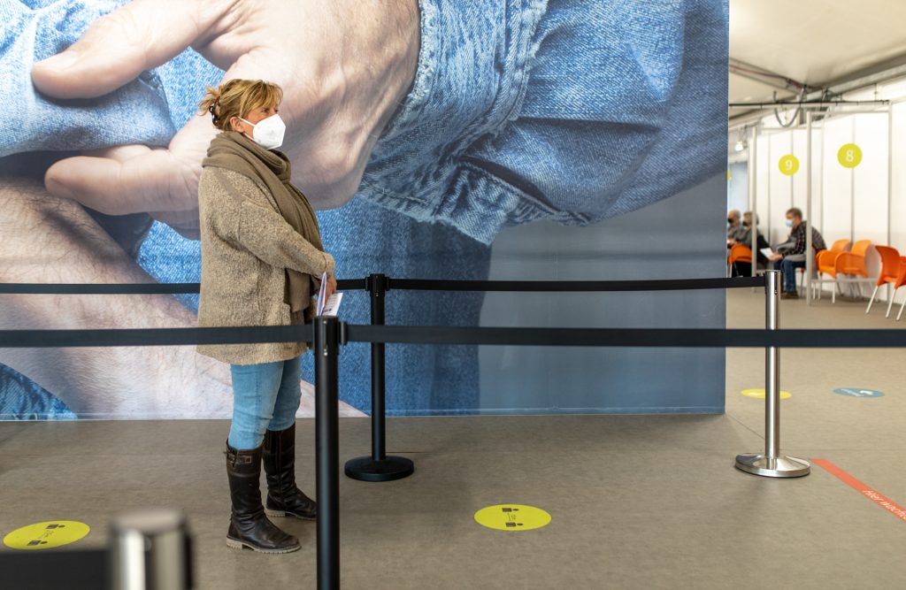 Vrouw wacht in vaccinatielocatie
