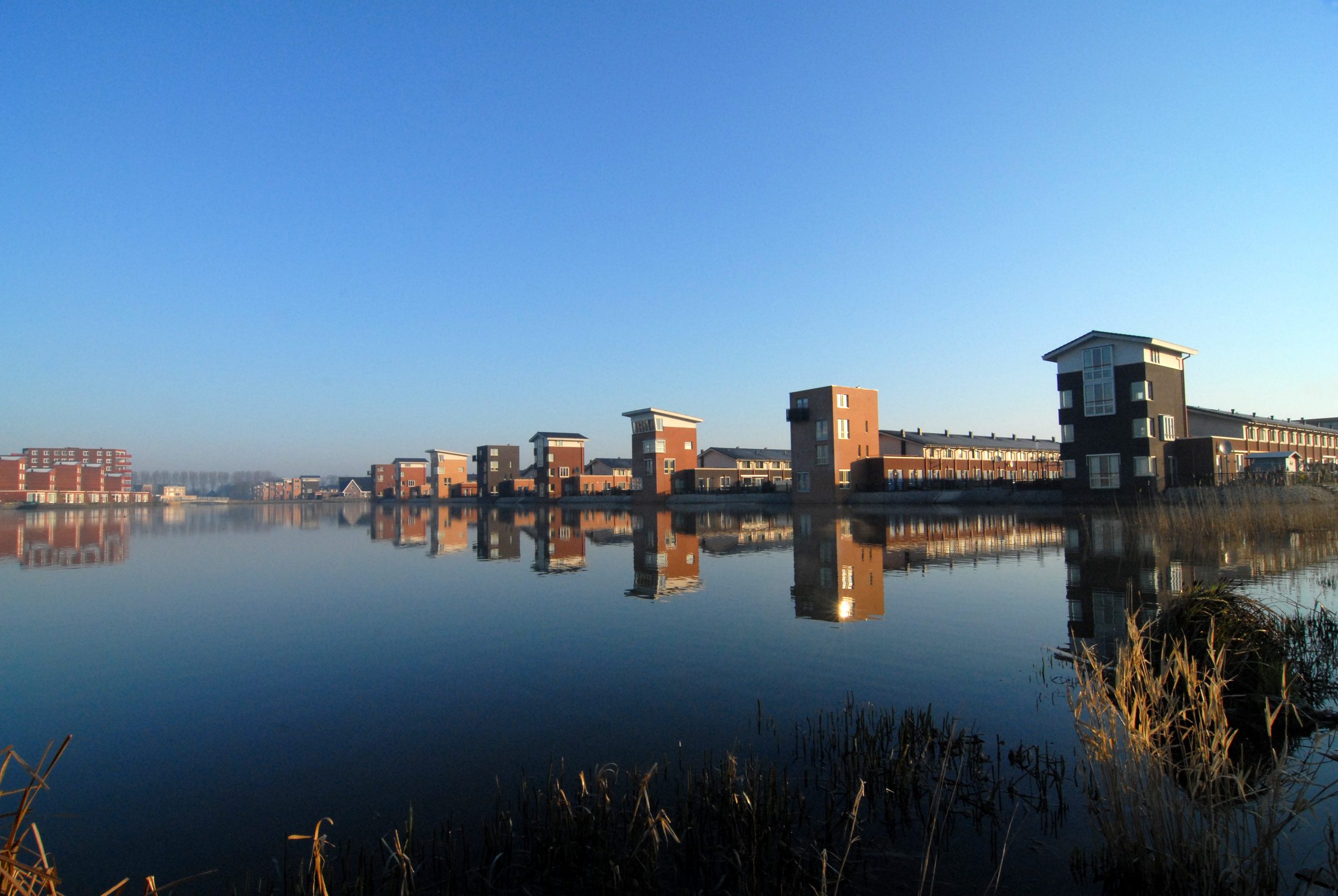 Woonwijk aan water.