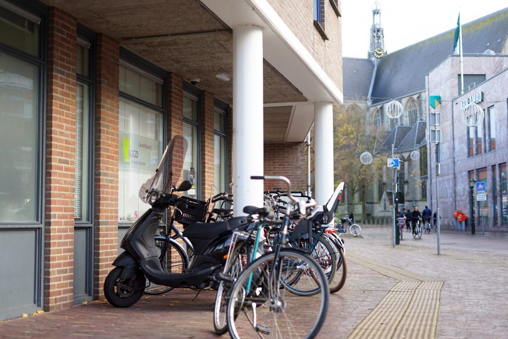 Locatie Gezondheidscentrum Sekswerkers met fietsen en scooter voor de deur.